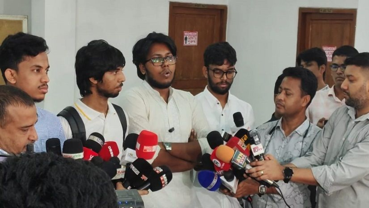 সংবাদিকদের সঙ্গে কথা বলছেন ডাকসু নির্বাচনে স্বতন্ত্র আংশিক প্যানেলের প্রার্থীরা