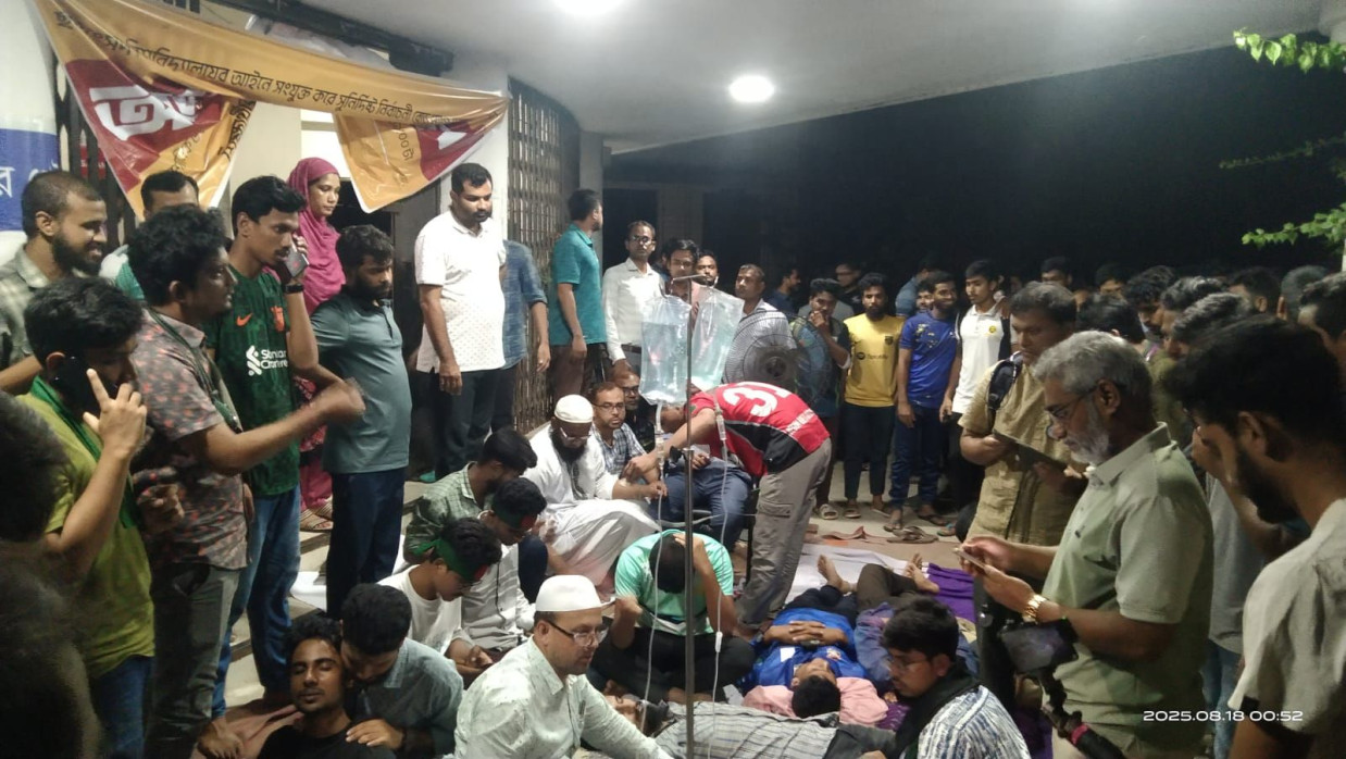 বেরোবি ছাত্র সংসদ নির্বাচনের দাবিতে শিক্ষার্থীদের অনশন চলছে