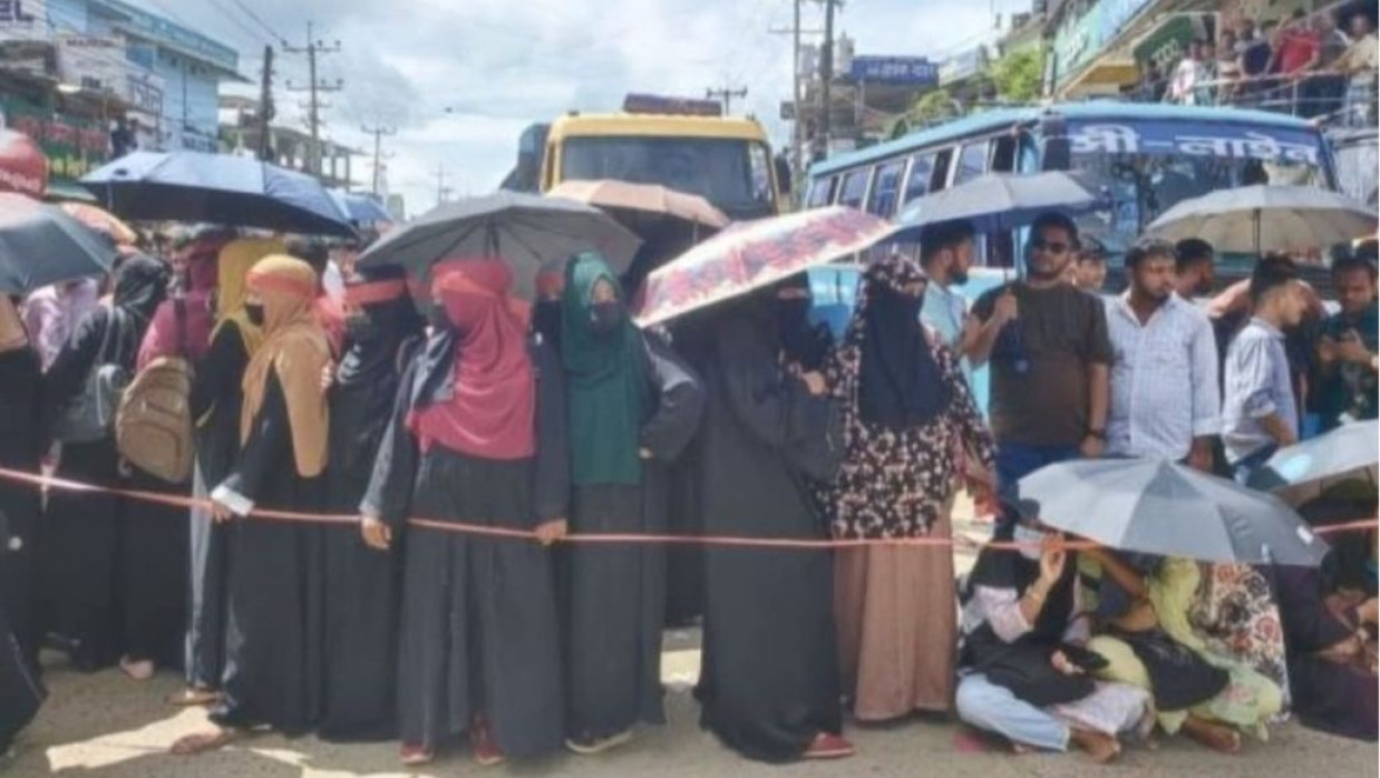 শিক্ষক পুনর্বহালের দাবিতে সড়ক অবরোধ