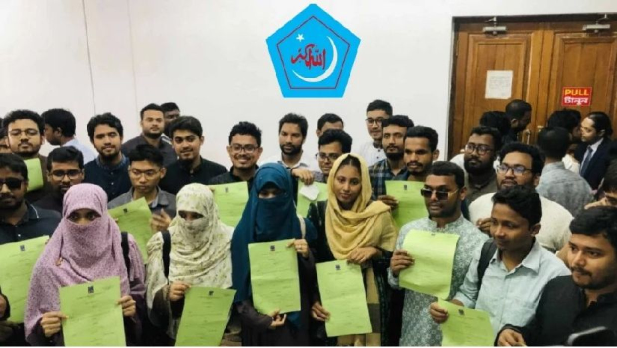 শিবিরের প্যানেলে অংশ নেওয়া চার নারী শিক্ষার্থী