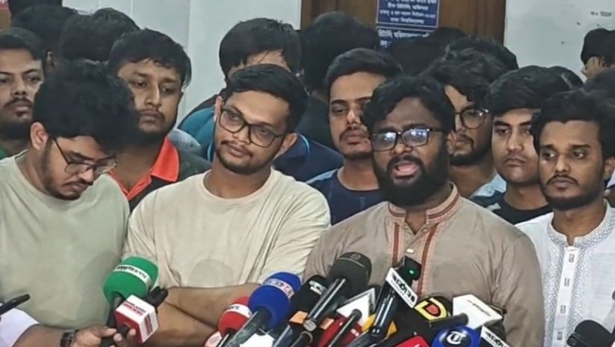 সাংবাদিকদের সঙ্গে কথা বলছেন নেতারা