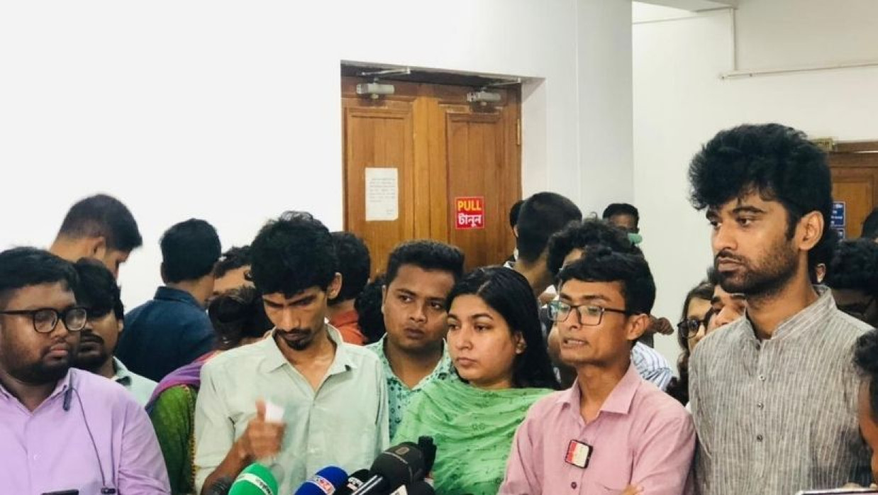 গণতান্ত্রিক ছাত্রজোটের নেতারা কথা বলছেন