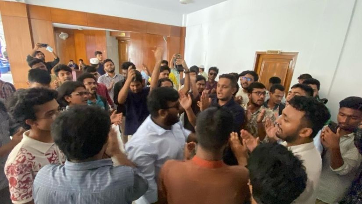 সিনেট ভবনের তৃতীয় তলায় স্লোগান দেন তানভীর হামিম