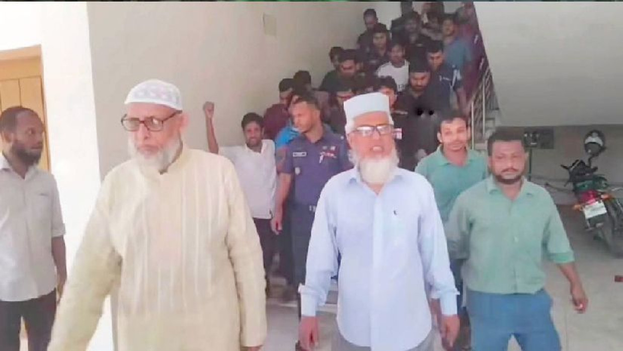 মুচলেকা দিয়ে ক্যাম্পাস ছাড়লেন আনন্দ মোহন কলেজের অধ্যক্ষ