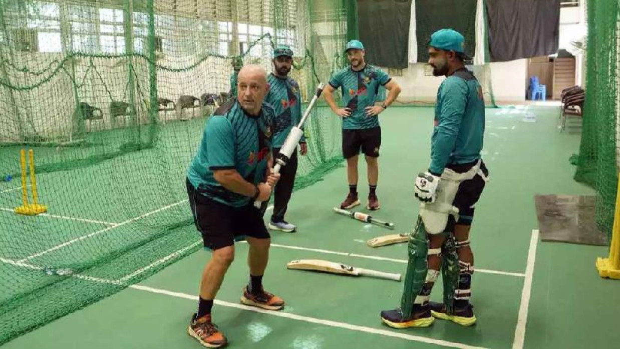 পাওয়ার হিটিং কোচ জুলিয়ান উড শেখাচ্ছেন প্রো-ভেলোসিটি ব্যাট ব্যবহারের কৌশল