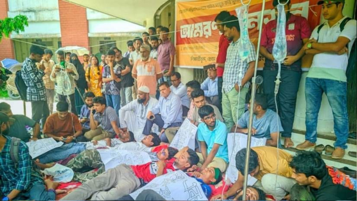 অনশনরত শিক্ষার্থীরা