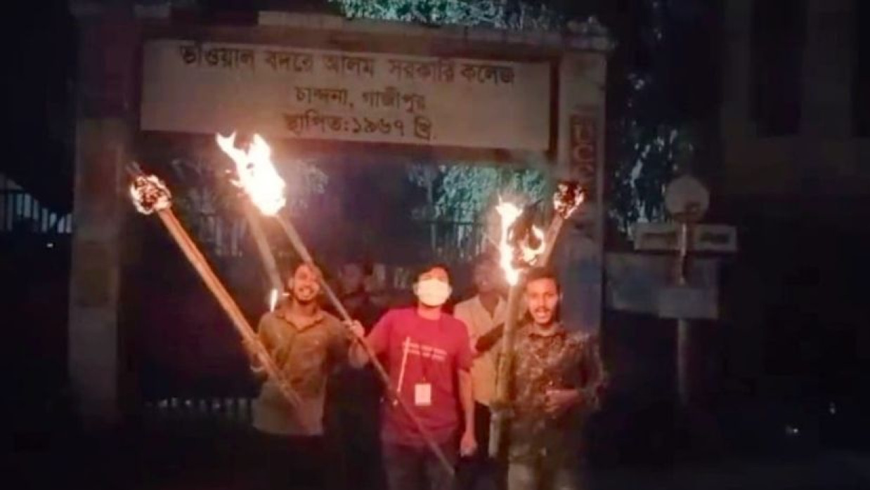 মশাল মিছিল করেছেন পদবঞ্চিত নেতাকর্মীরা