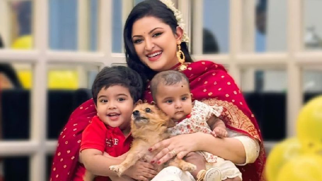 দুই সন্তানের সঙ্গে পরীমণি