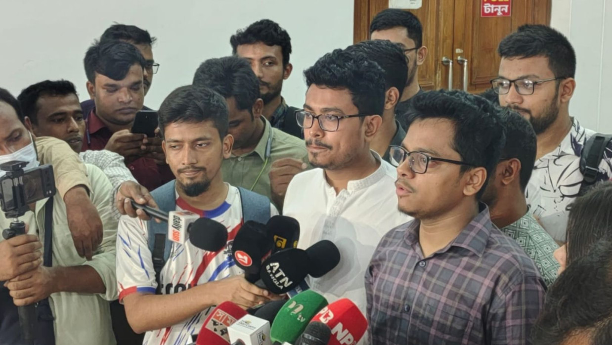 সাংবাদিকদের সাথে কথা বলছেন ছাত্র শিবিরের ঢাবি শাখার সভাপতি এস এম ফরহাদ