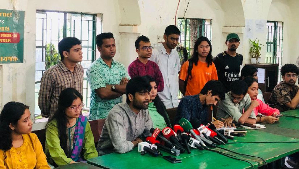 সংবাদ সম্মেলনে প্রতিরোধ পর্ষদ প্যানেলের নেতারা