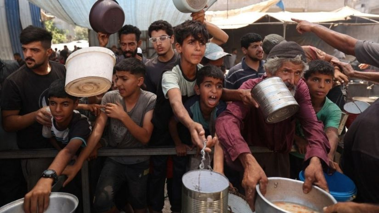 গাজায় ত্রাণ সংগ্রহরত ফিলিস্তিনিরা 