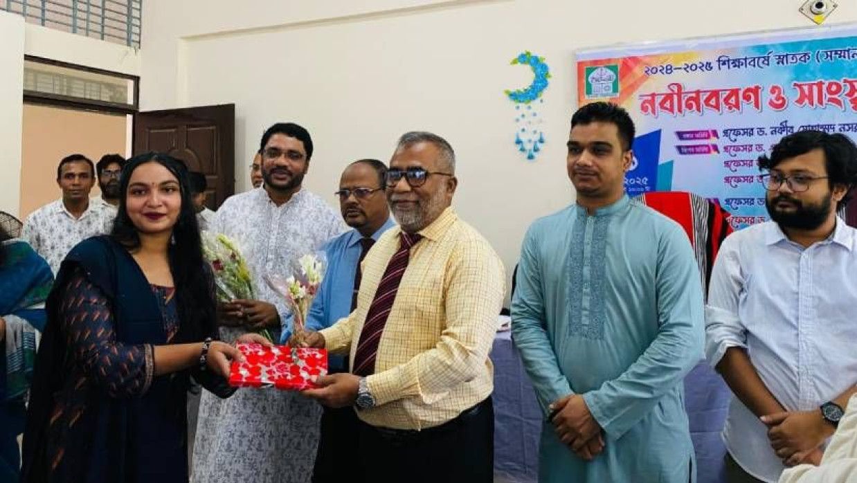 নবীন শিক্ষার্থীদের ফুল দিয়ে বরণ করে নেন উপাচার্য অধ্যাপক ড. নকীব মোহাম্মদ নসরুল্লাহ