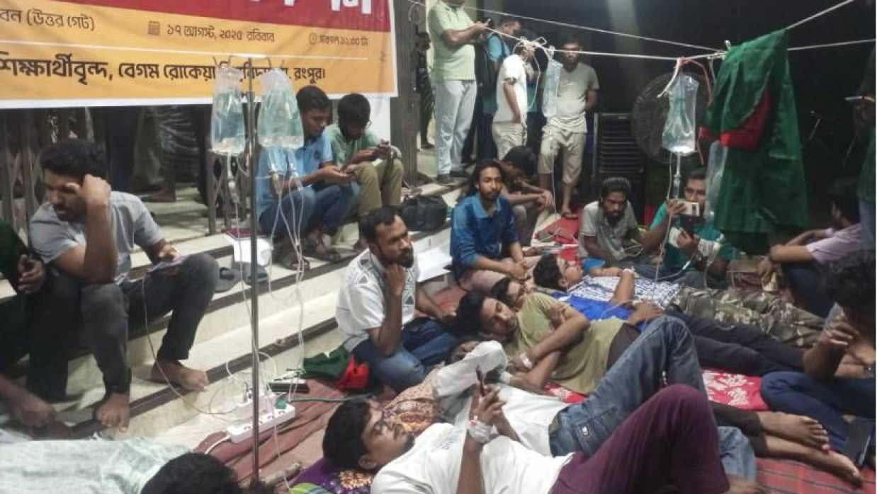 অনশনরত শিক্ষার্থীরা