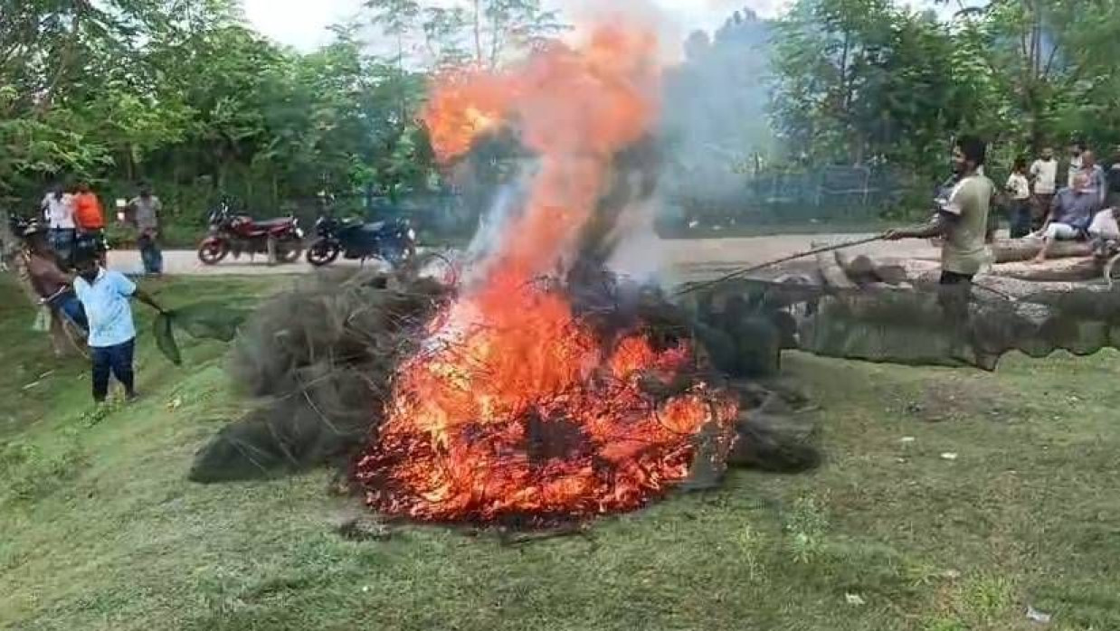 চায়না দুয়ারি জাল জব্দের পর আগুনে পুড়িয়ে দেওয়া হয়