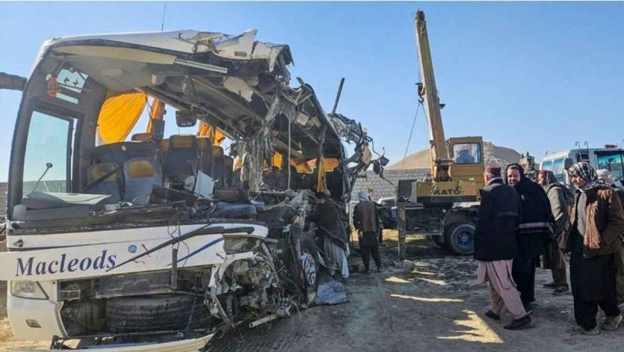 ট্রাকের সঙ্গে বাসের সংঘর্ষ