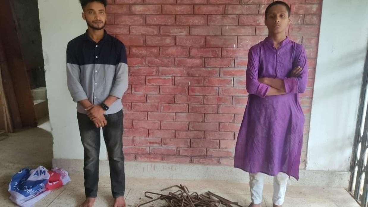 রড চুরি করার সময় দুইজনকে আটক