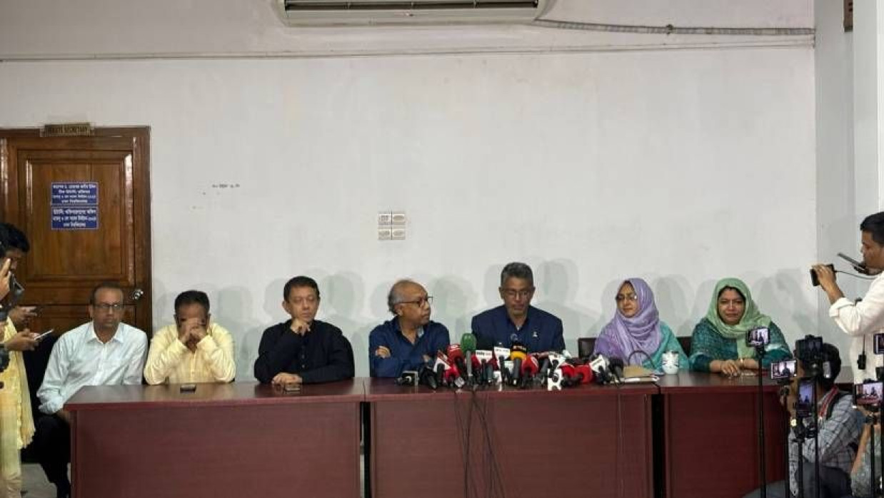 সিনেট ভবনে সংবাদ সম্মেলনে কথা বলেন ডাকসুর প্রধান নির্বাচন কর্মকর্তা অধ্যাপক জসীম উদ্দিন