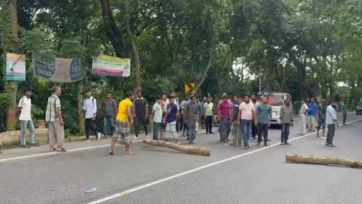 গাছের গুঁড়ি ফেলে ঢাকা-খুলনা মহাসড়ক আবরোধ করেন স্থানীয়রা