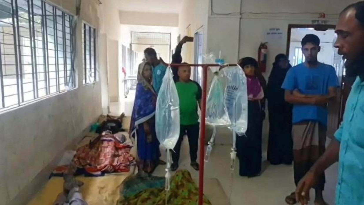 উদ্ধার করা জেলেদের কলাপাড়া উপজেলা স্বাস্থ্য কমপ্লেক্সে চিকিৎসা দেওয়া হচ্ছে