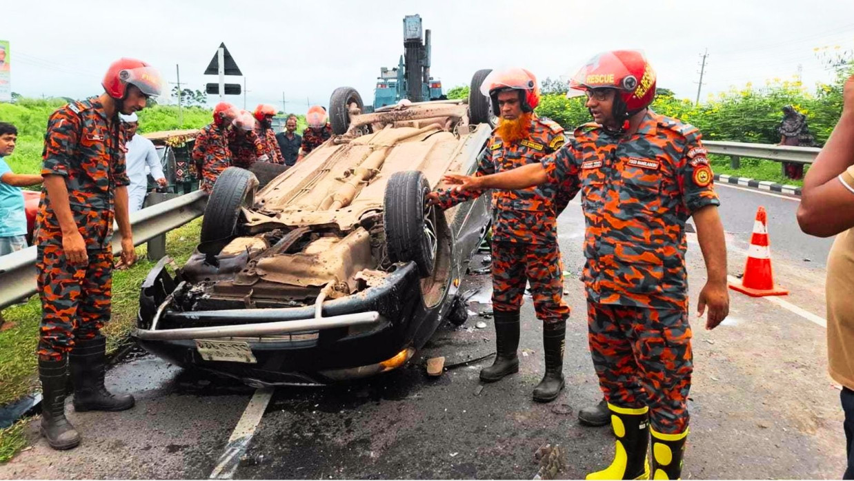 প্রাইভেট কার উল্টে তিনজন নিহত