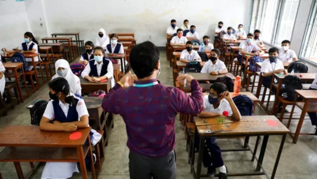 শ্রেণিকক্ষে শিক্ষক