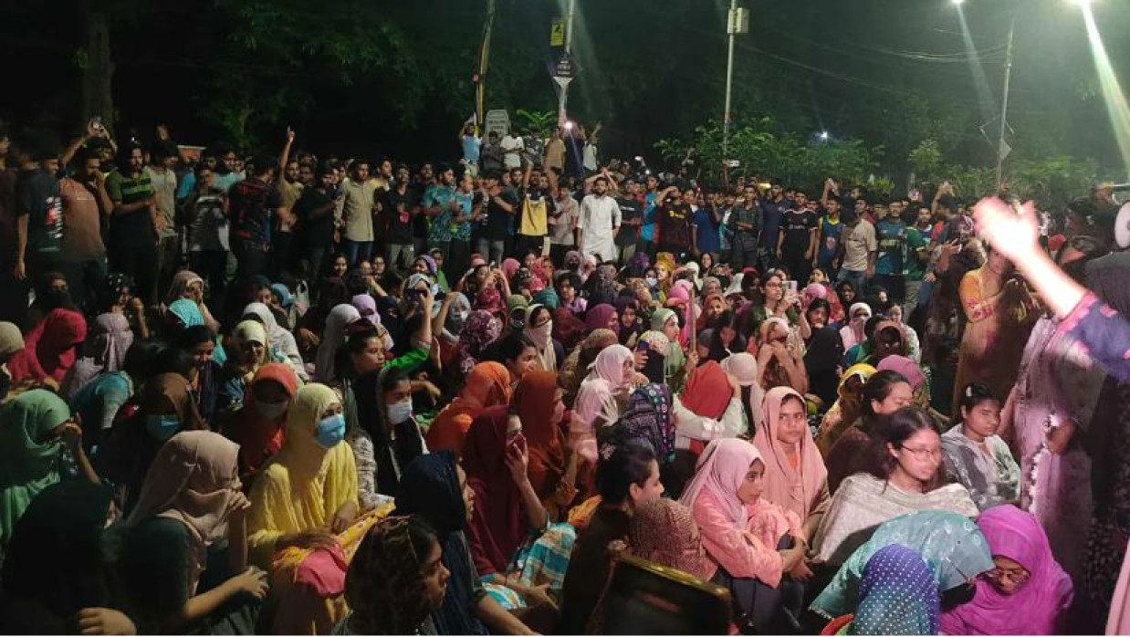 ঢাবিতে শিক্ষার্থীরা