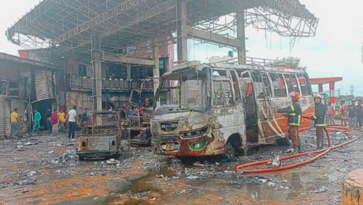 সিএনজি স্টেশনে গ্যাস দেওয়ার সময় বিস্ফোরণ