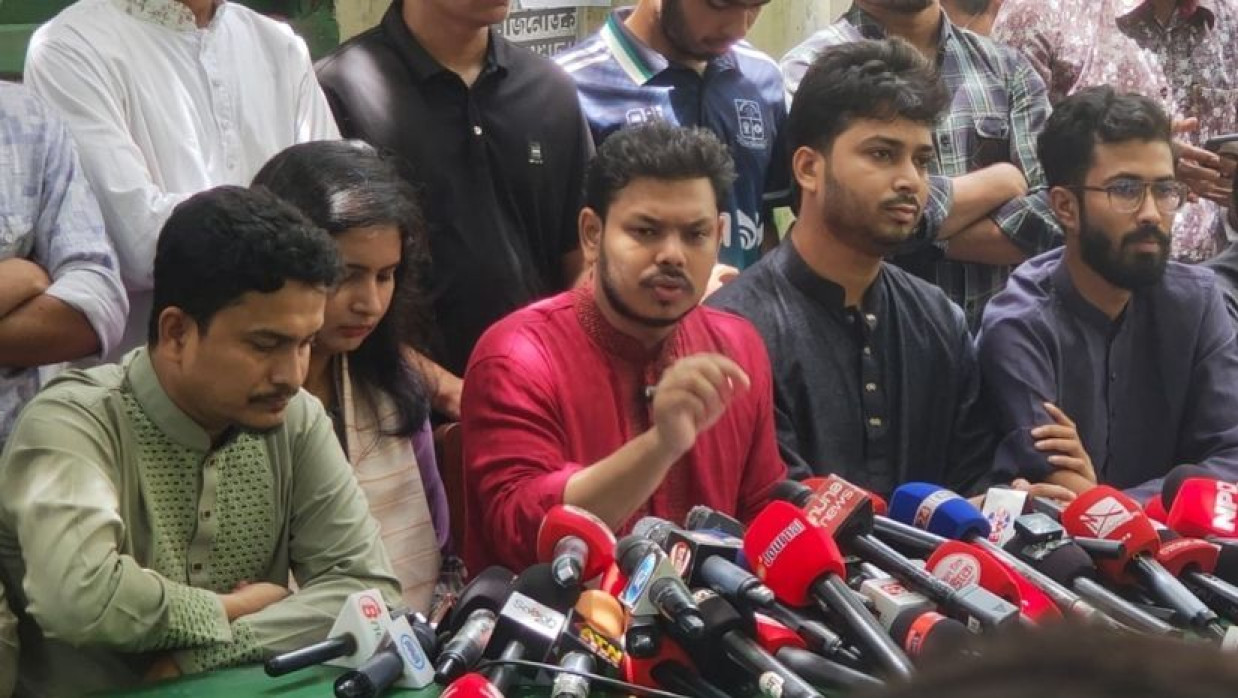 সংবাদ সম্মেলনে 'ডাকসু ফর চেঞ্জ' প্যানেলের ভিসি প্রার্থী বিনা ইয়ামিন মোল্লা