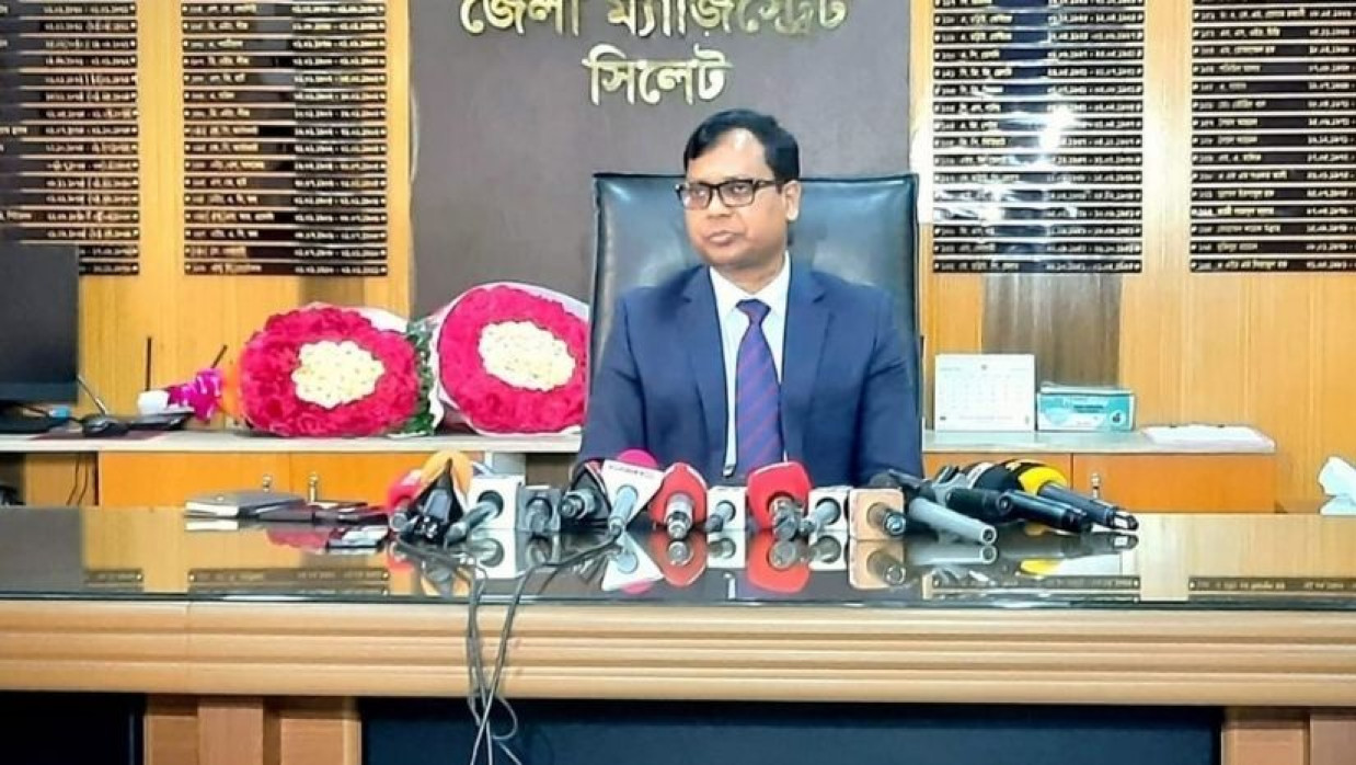 সাংবাদিকদের সাথে আলাপকালে সারোয়ার আলম