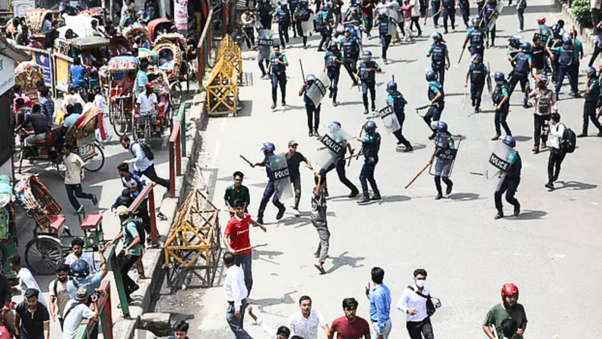 শিক্ষার্থীদের পাল্টাপাল্টি হামলায় আহত পুলিশ সদস্যরা