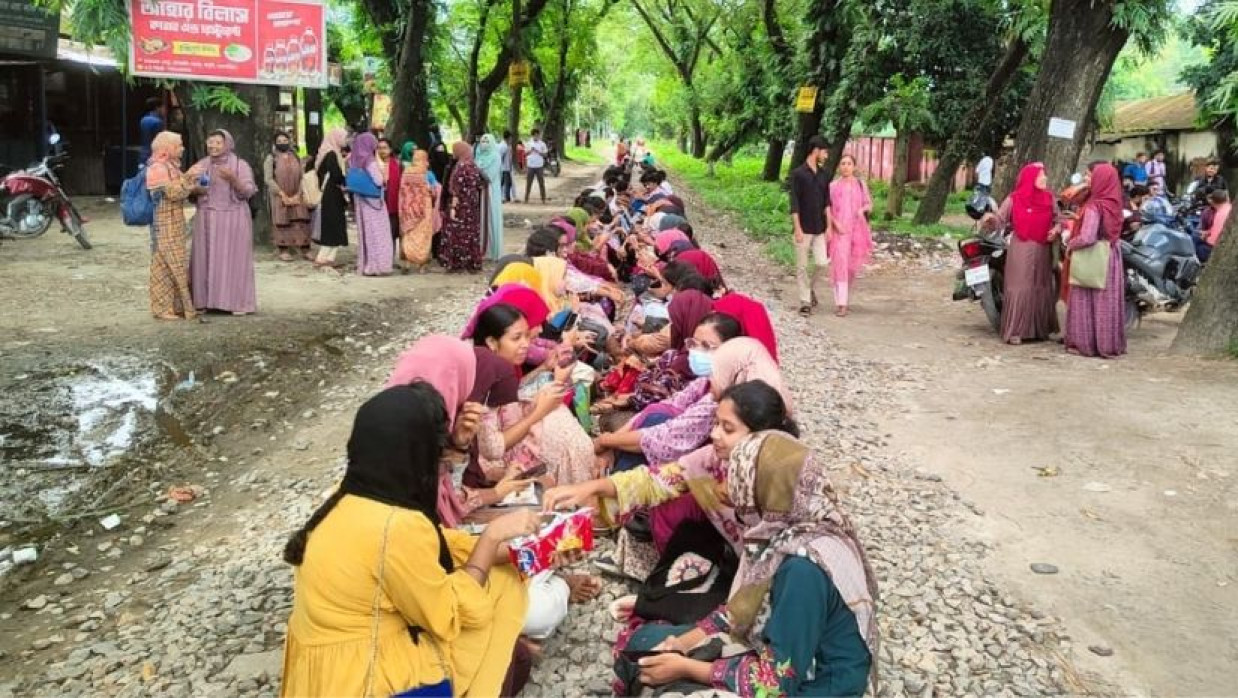 বাংলাদেশ কৃষি বিশ্ববিদ্যালয় শিক্ষার্থীদের রেলপথ অবরোধ
