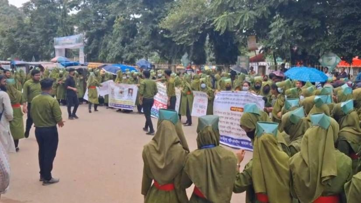 জয়দেবপুর-শিববাড়ী আঞ্চলিক সড়কে প্রায় ঘণ্টাব্যাপী অবরোধ করে রাখেন শহীদ তাজউদ্দীন আহমদ নার্সিং কলেজের শিক্ষার্থীরা