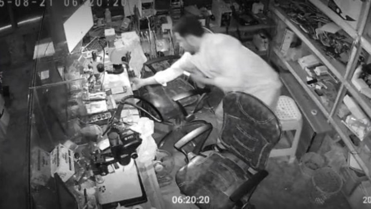 চুরি হওয়ার সিসিটিভি ফুটেজ ভিডিও থেকে নেওয়া