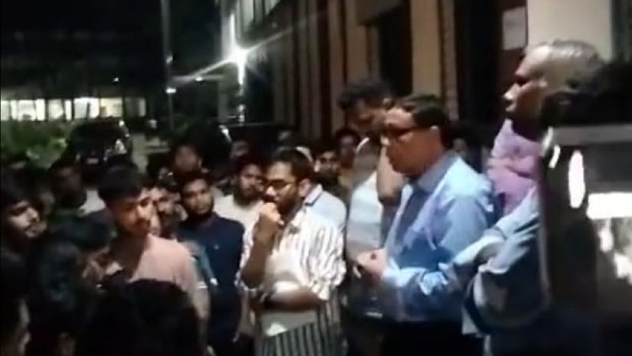 কিশোরগঞ্জ বিশ্ববিদ্যালয়ে শিক্ষার্থীদের বিক্ষোভ