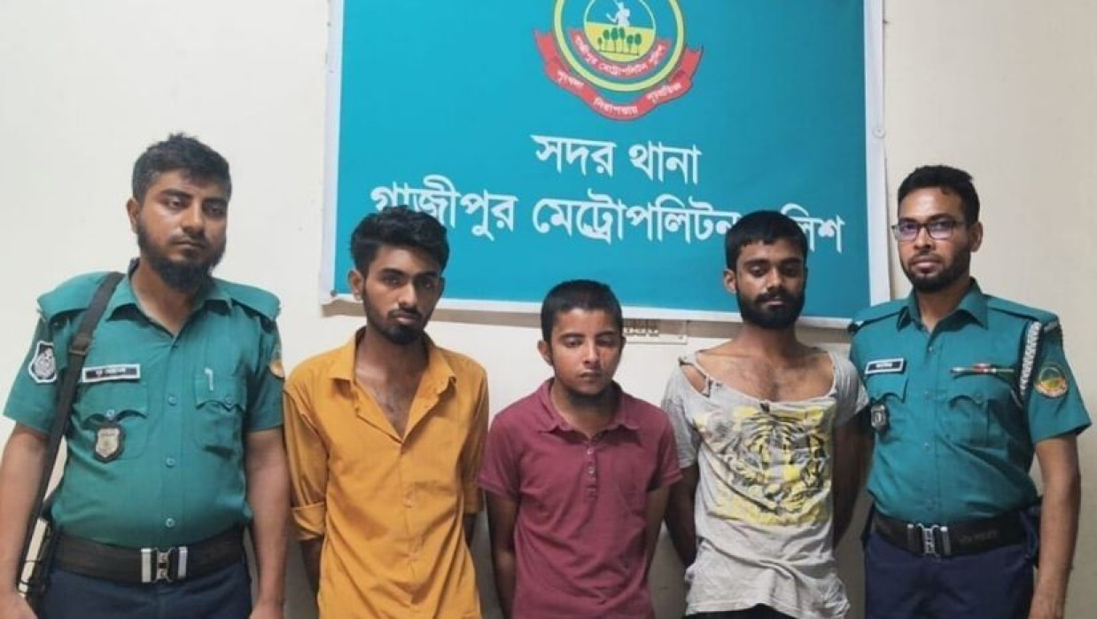 তিনজন আটক 