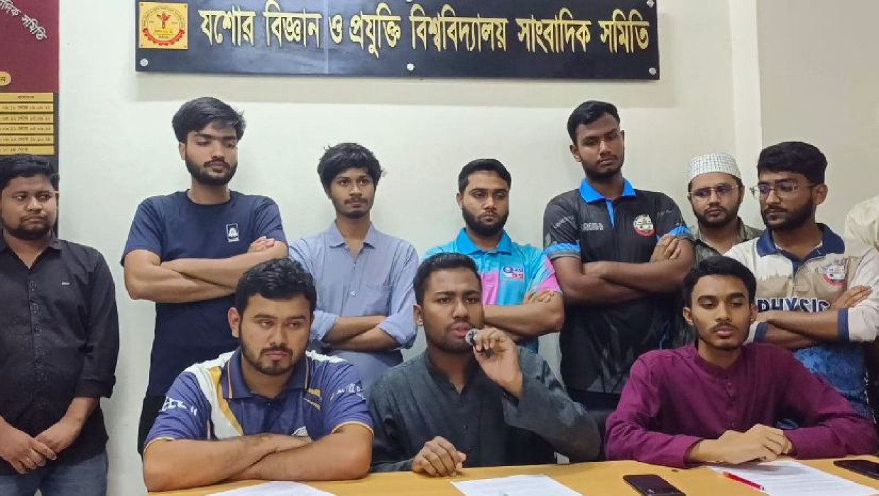 যবিপ্রবিসাস কার্যালয়ে সংবাদ সম্মেলন করেন শিক্ষার্থীরা