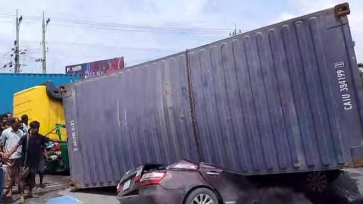 লরির নিচে চাপা পড়া প্রাইভেটকার