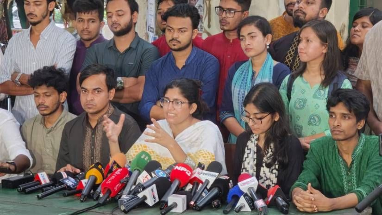 ঢাবির মধুর ক্যান্টিনে সংবাদ সম্মেলনে কথা বলছেন ‘স্বতন্ত্র শিক্ষার্থী ঐক্য’ প্যানেলে ভিপি প্রার্থী উমামা ফাতেমা