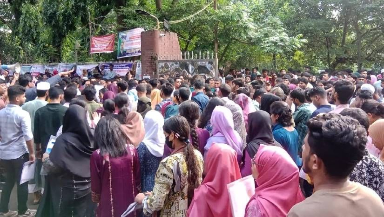 ভর্তিচ্ছু শিক্ষার্থী ও অভিভাবকদের ভিড়