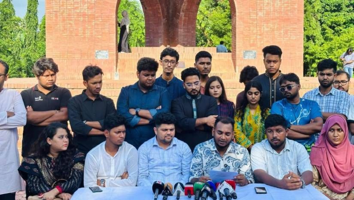 বিশ্ববিদ্যালয়ের কেন্দ্রীয় শহীদ প্রাঙ্গণে সংবাদ সম্মেলনে বাগছাস-সমর্থিত ‘শিক্ষার্থী ঐক্য ফোরাম’ নামে প্যানেল ঘোষণা করা হয়