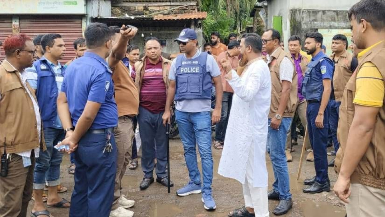 ঘটনাস্থলে আইনশৃঙ্খলা বাহিনীর সদস্যরা