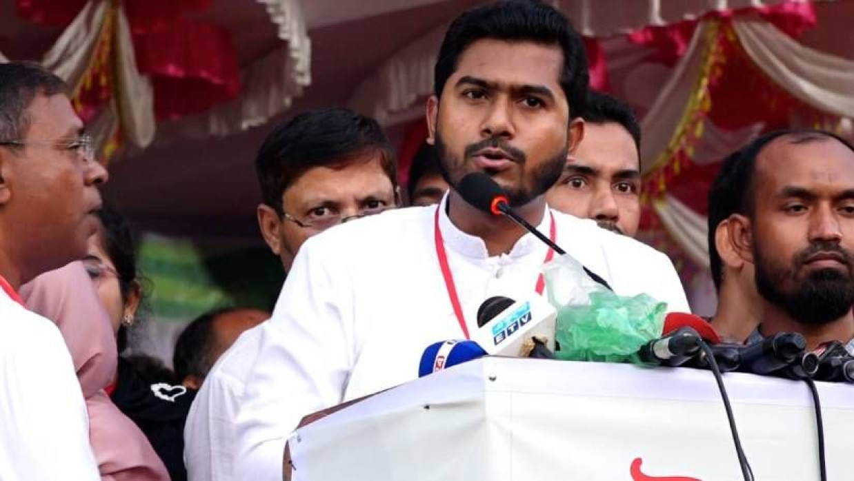 যশোর জেলা গণ অধিকার পরিষদ আয়োজিত এক সমাবেশে বক্তব্য দিচ্ছেন নুরুল হক নুর