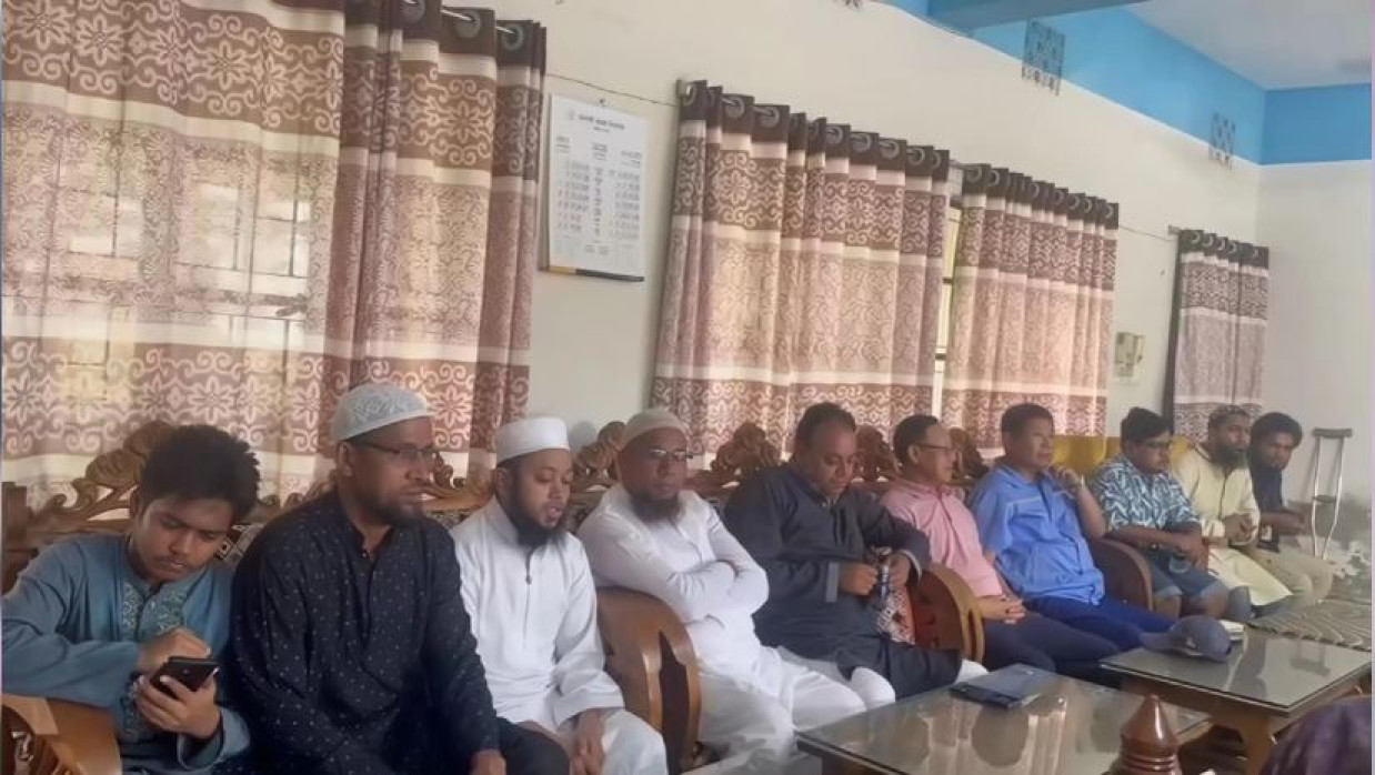 ‘বগা সেতু বাস্তবায়ন পরিষদ’ শ্রমিকদের আপ্যায়ন ও দোয়ার আয়োজন করে