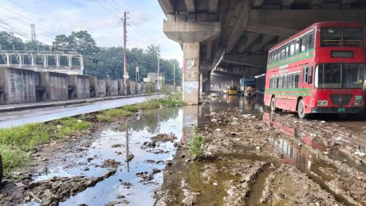ঢাকা-ময়মনসিংহ মহাসড়কে টঙ্গী অংশে পানিতে কাদা ও দুর্গন্ধে ভোগান্তিতে পড়েছেন চলাচলকারীরা