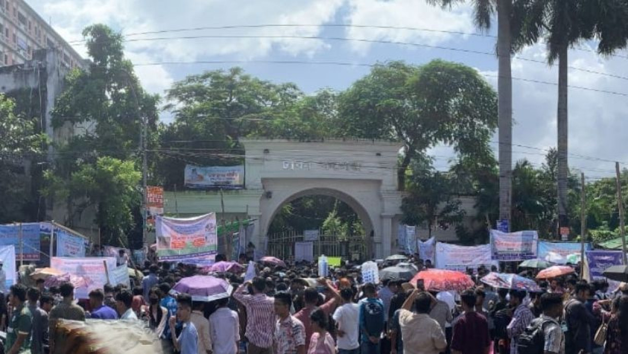 ভর্তি পরীক্ষা কেন্দ্রের ছবি 