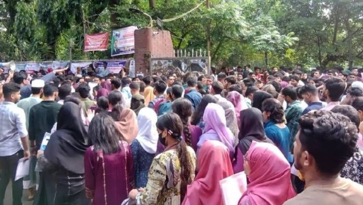 ভর্তিচ্ছু শিক্ষার্থী ও অভিভাবকদের ভিড়  © টিডিসি
