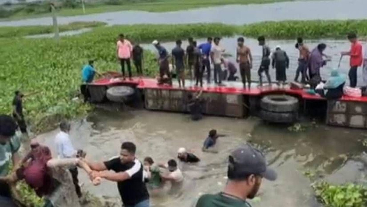 বাস নিয়ন্ত্রণ হারিয়ে উল্টে রাস্তার খাদে পানিতে পড়ে যায়