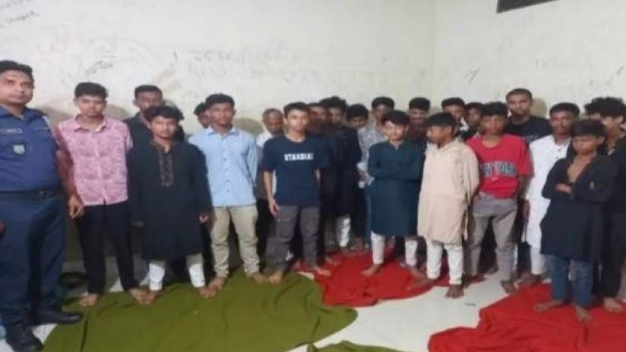 গ্রেপ্তার কিশোর গ্যাংয়ের সদস্যরা