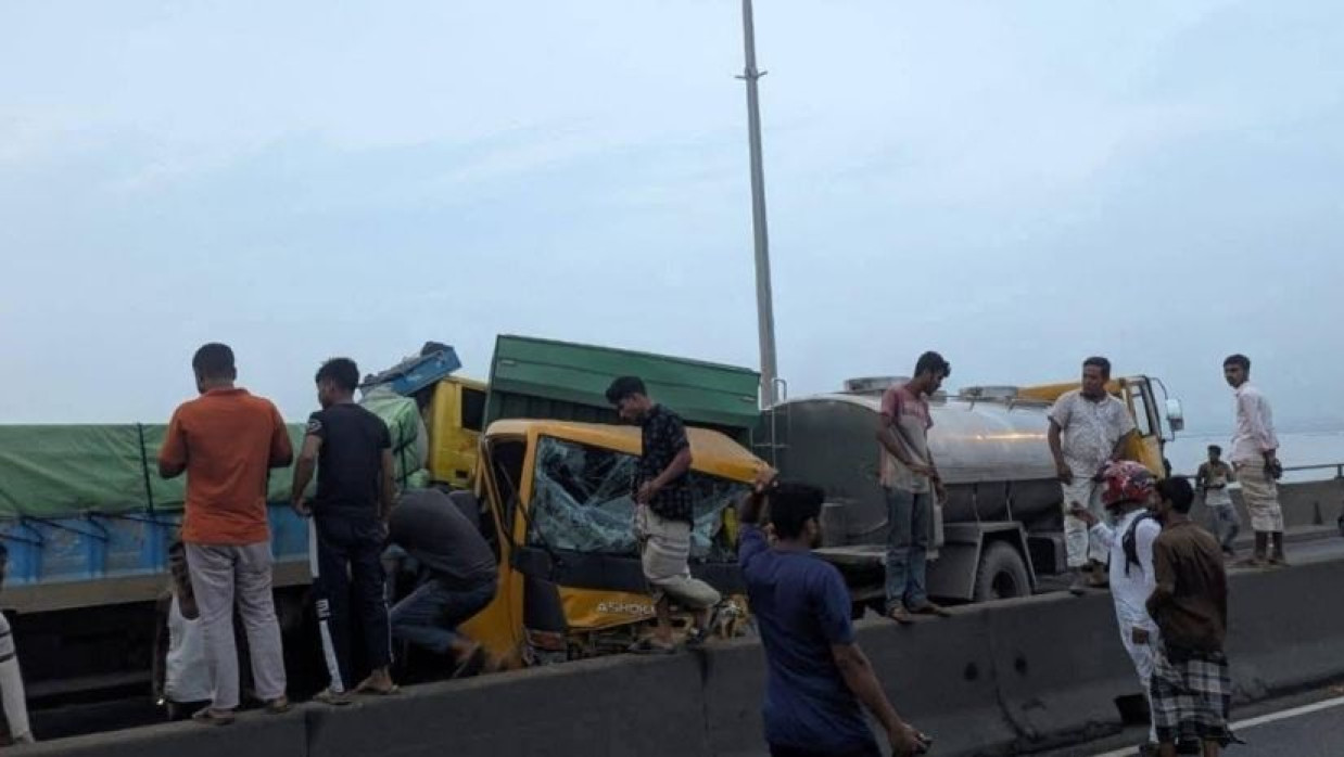 যমুনা সেতুতে ত্রিমুখী সংঘর্ষ