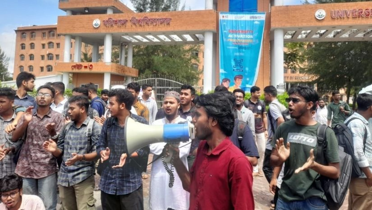 ববি শিক্ষার্থীদের সড়ক অবরোধ